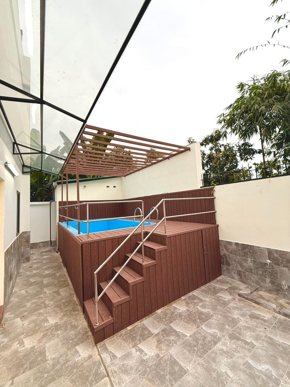 Patio, Day, Swimming pool
