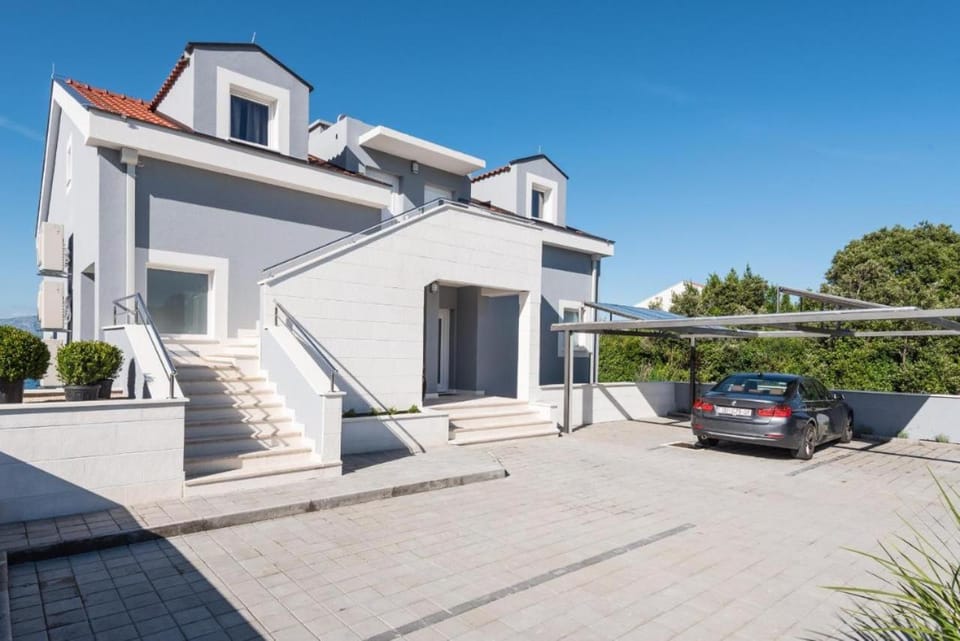 Property building, Neighbourhood, Parking