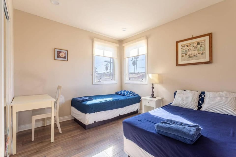 Bed, Living room, Photo of the whole room, Bedroom, towels