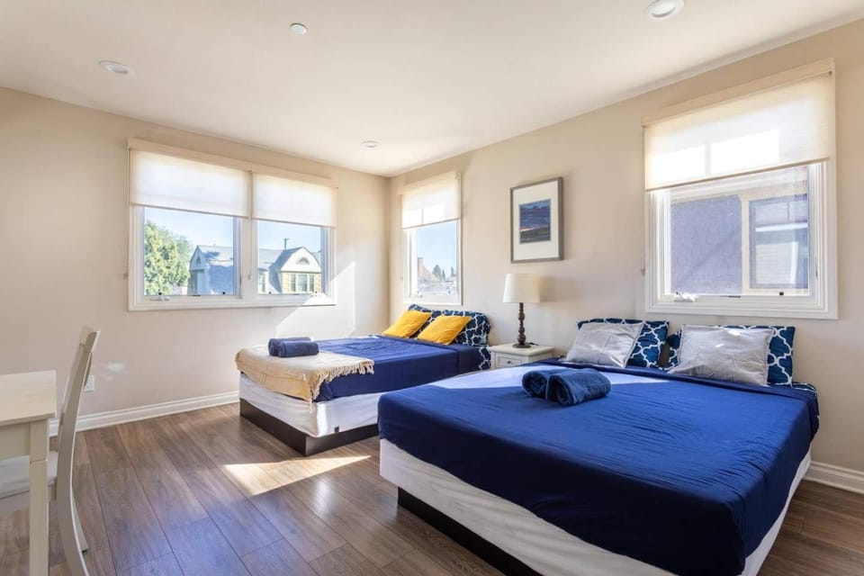 Bed, Living room, Photo of the whole room, Seating area, Bedroom