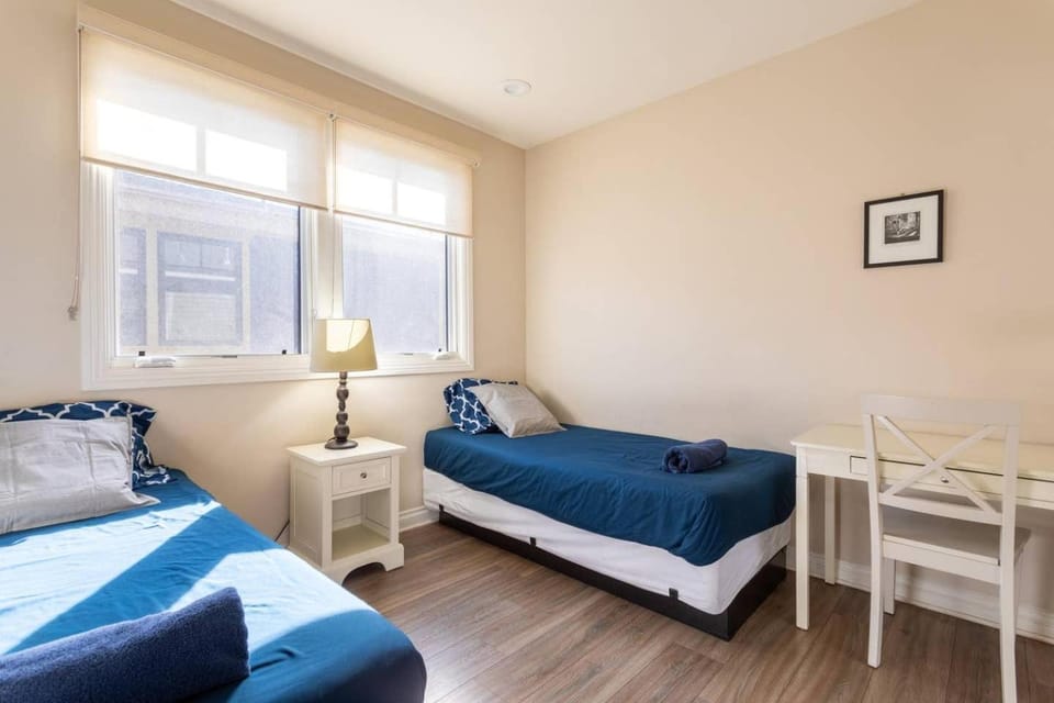 Bed, Living room, Photo of the whole room, Seating area, Bedroom