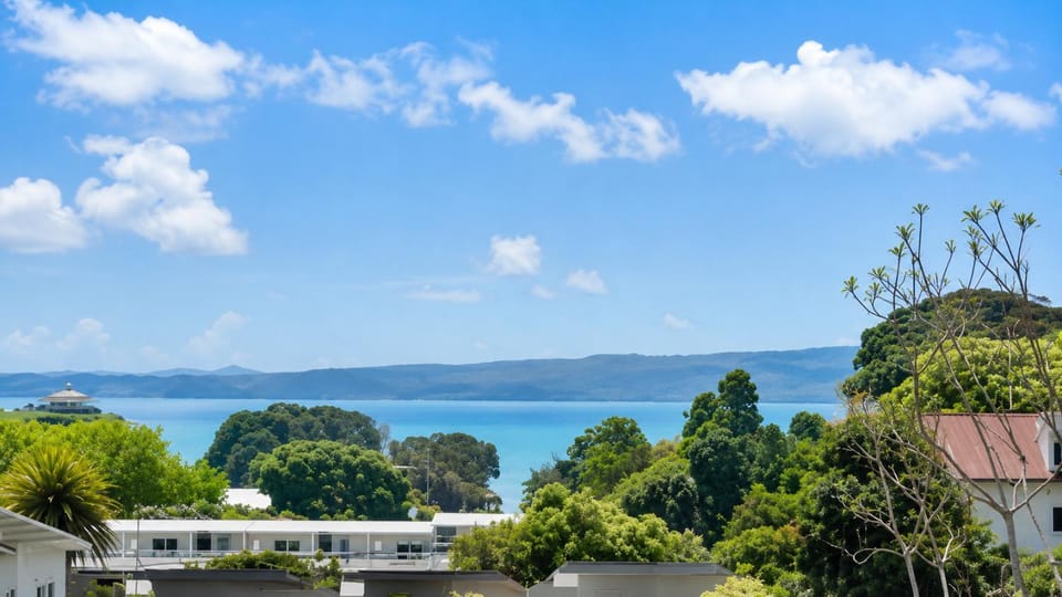 Mission Bay Villa 3BR 2BA Retreat with Spacious Terrace & Garden Views Villa in Auckland