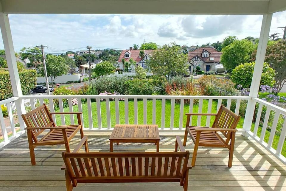 Mission Bay Villa 3BR 2BA Retreat with Spacious Terrace & Garden Views Villa in Auckland