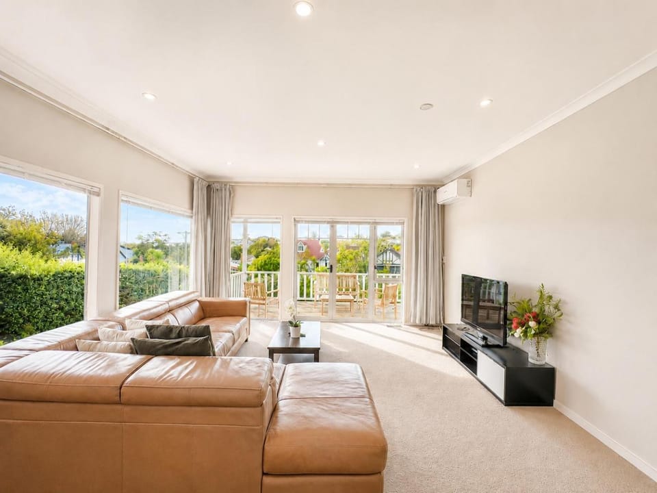 Mission Bay Villa 3BR 2BA Retreat with Spacious Terrace & Garden Views Villa in Auckland