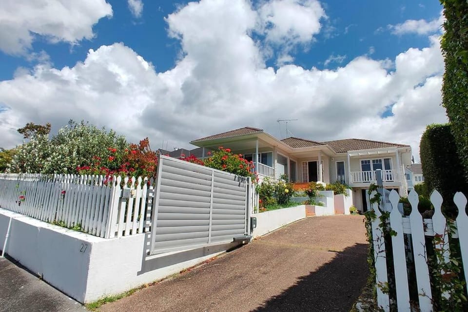 Mission Bay Villa 3BR 2BA Retreat with Spacious Terrace & Garden Views Villa in Auckland