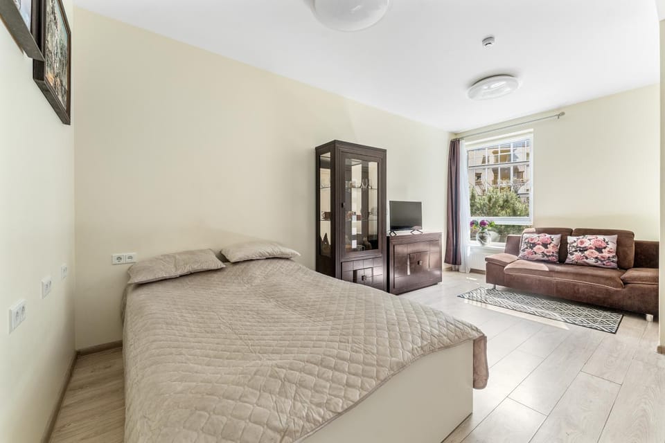 Bed, TV and multimedia, Living room, Photo of the whole room, Seating area, Bedroom