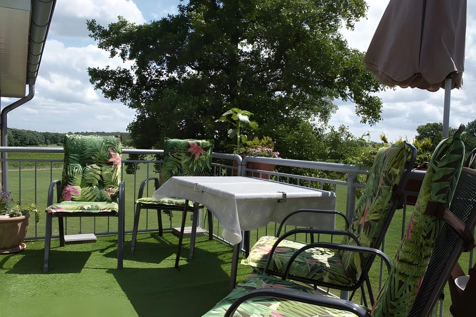 Property building, Balcony/Terrace, Living room