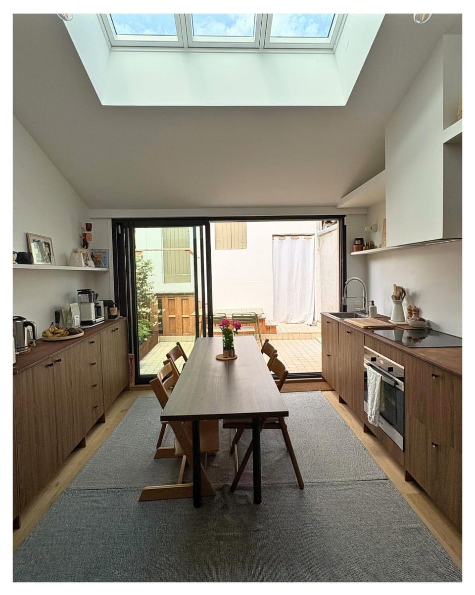 Coffee/tea facilities, Kitchen or kitchenette, Dining area, stove