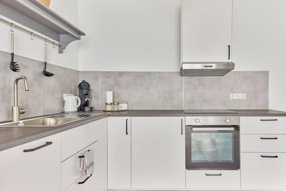 Coffee/tea facilities, Kitchen or kitchenette, dishwasher, oven, stove