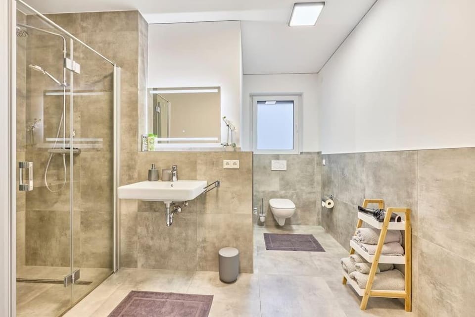 Shower, Toilet, Bathroom, towels