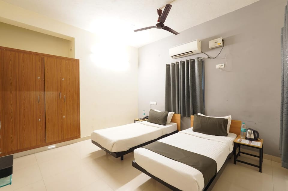 Bed, Photo of the whole room, Bedroom, air conditioner