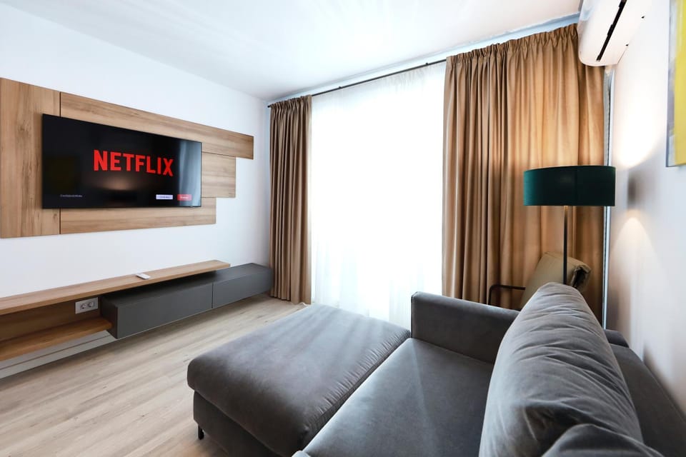 Communal lounge/ TV room, Living room, Seating area, Evening entertainment