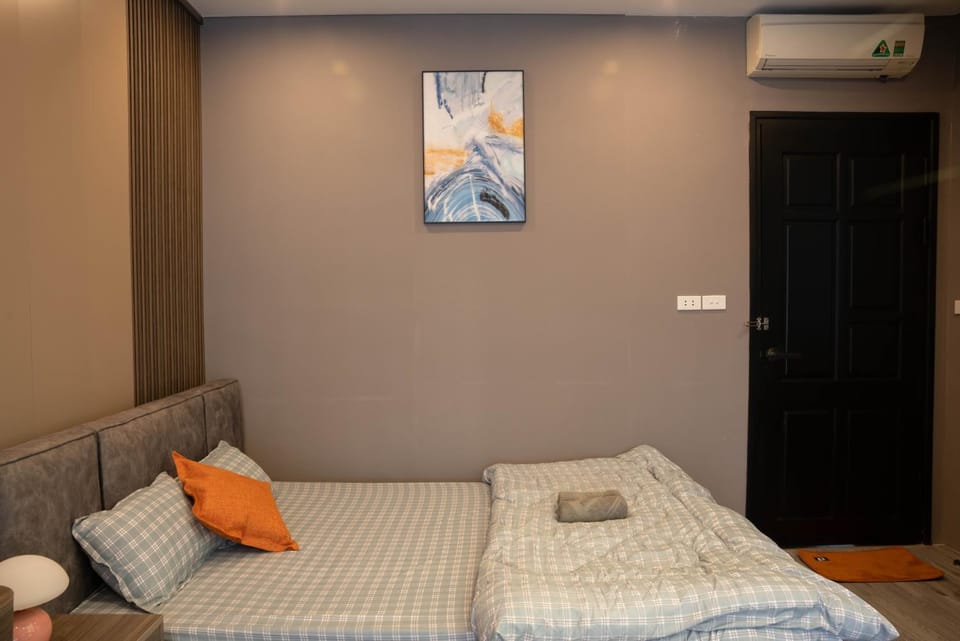 Bed, Photo of the whole room, towels, air conditioner