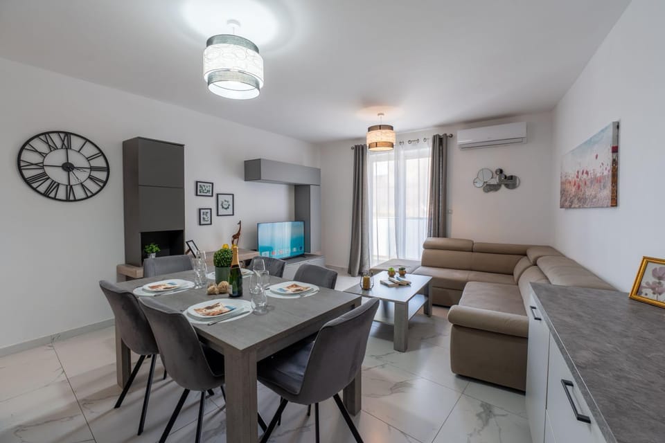Living room, Seating area, Dining area