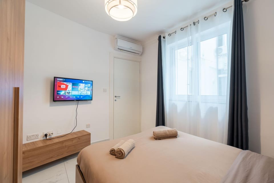 Bed, TV and multimedia, Bedroom, towels, air conditioner