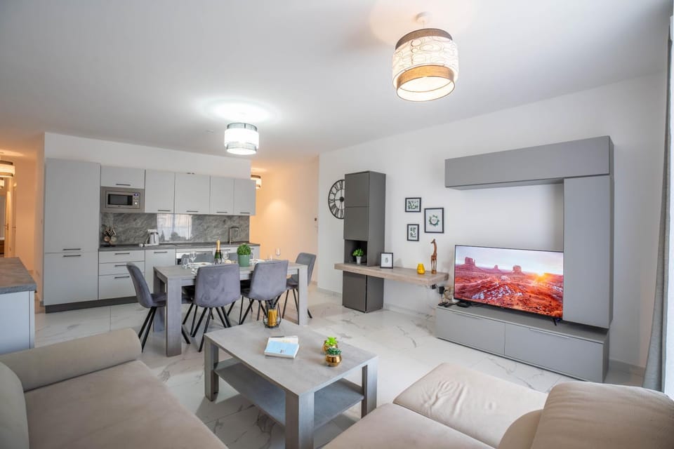 TV and multimedia, Kitchen or kitchenette, Living room, Seating area, Dining area
