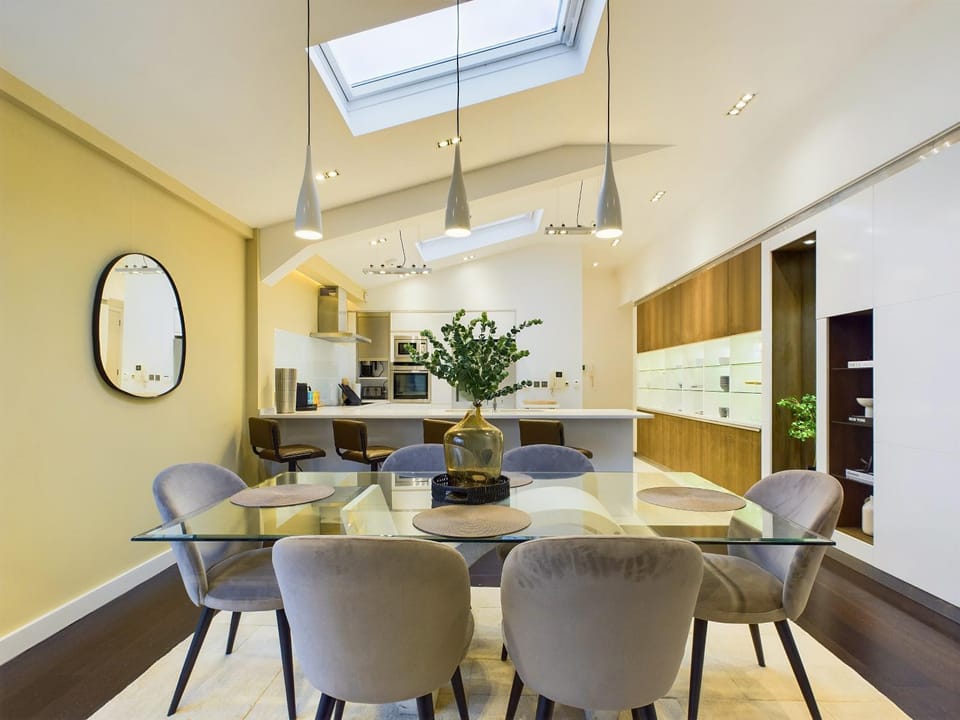 Kitchen or kitchenette, Seating area, Dining area, stove