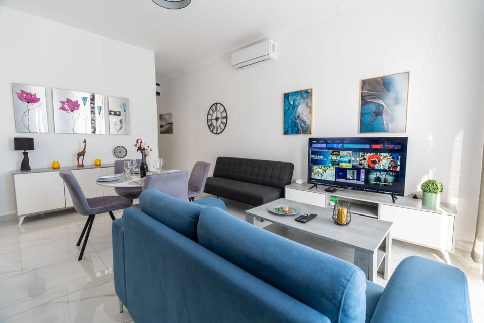 Communal lounge/ TV room, TV and multimedia, Living room, Seating area, Dining area, Evening entertainment, air conditioner