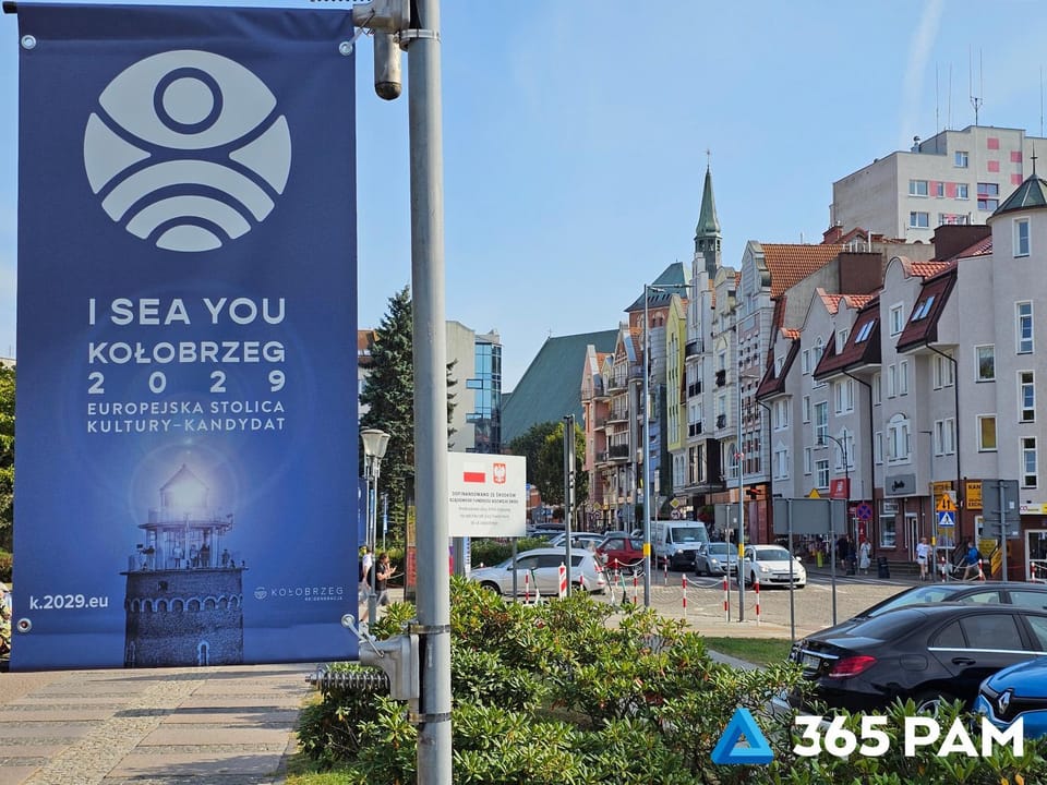 Day, Neighbourhood, City view, Street view, Location, Parking