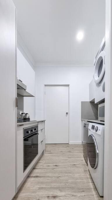 Wishart 1Bed 1Bath Tiny, Quiet House w Parking M15 Apartment in Brisbane