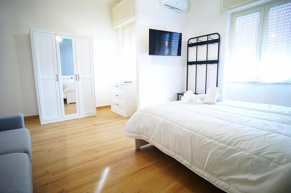 TV and multimedia, Photo of the whole room, Bedroom, air conditioner