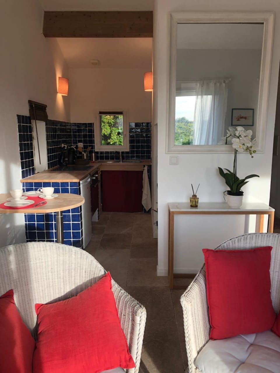 Kitchen or kitchenette, Dining area, stove