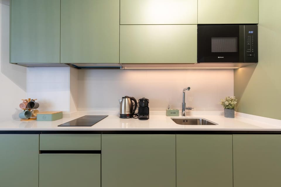 Coffee/tea facilities, Kitchen or kitchenette, stove