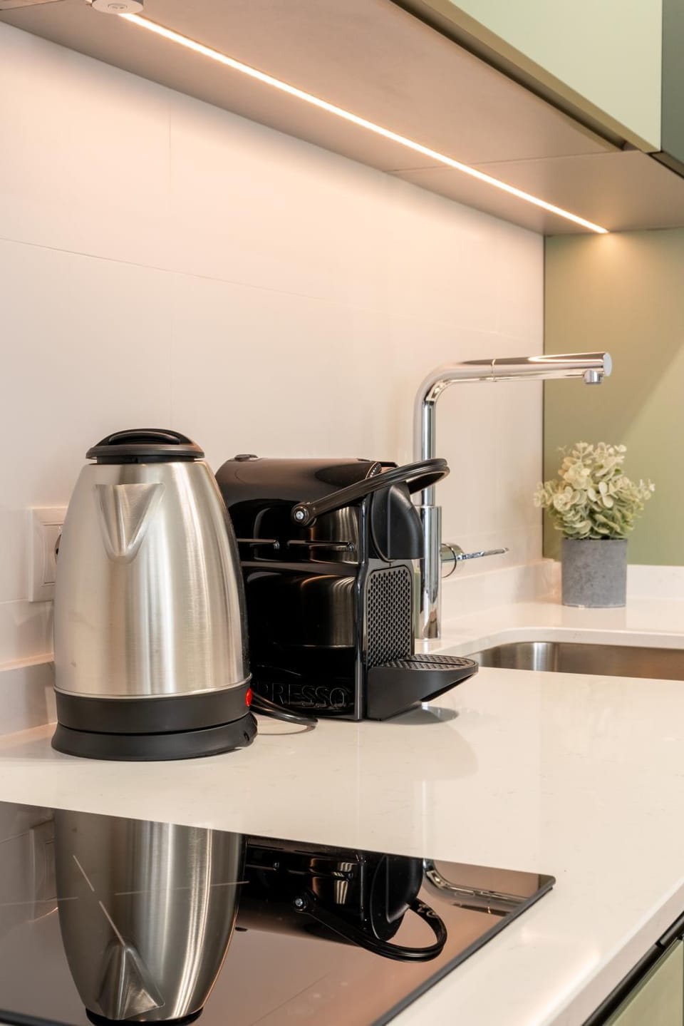 Coffee/tea facilities, Kitchen or kitchenette, stove
