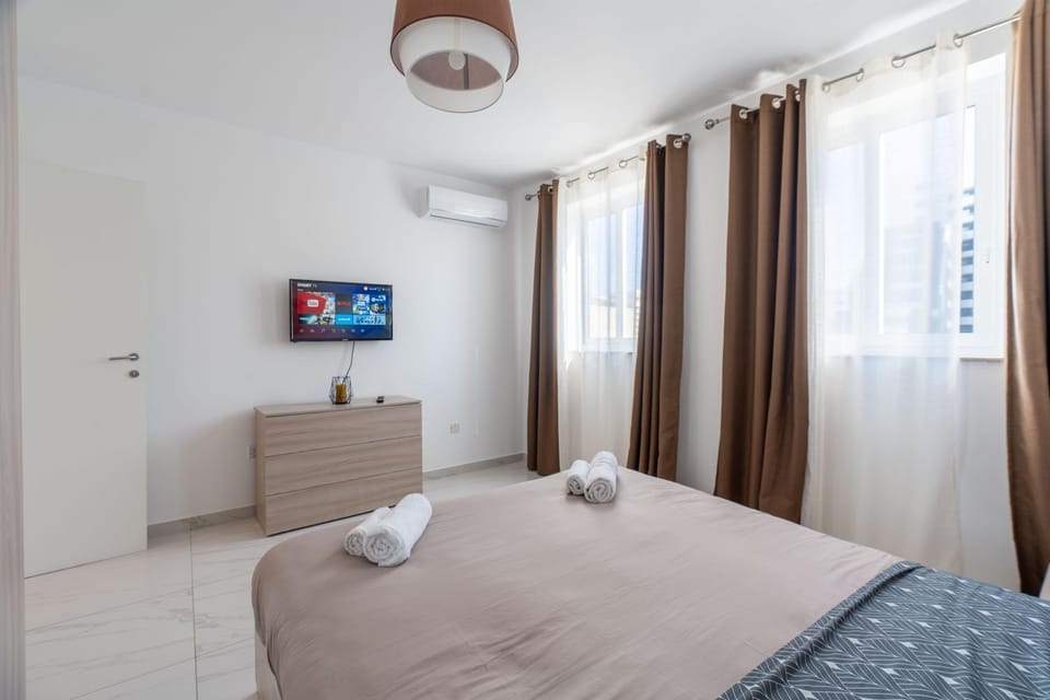 Bed, TV and multimedia, Photo of the whole room, Bedroom, towels