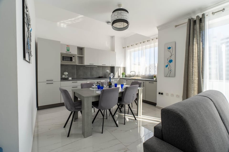 Kitchen or kitchenette, Living room, Seating area, Dining area, stove