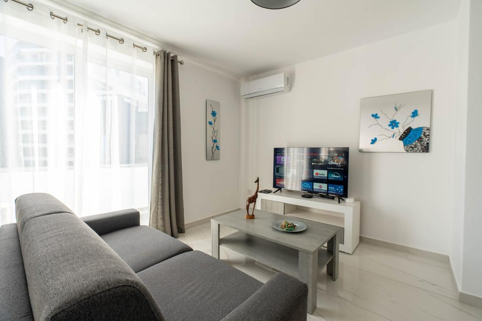 TV and multimedia, Living room, Seating area, Dining area, air conditioner