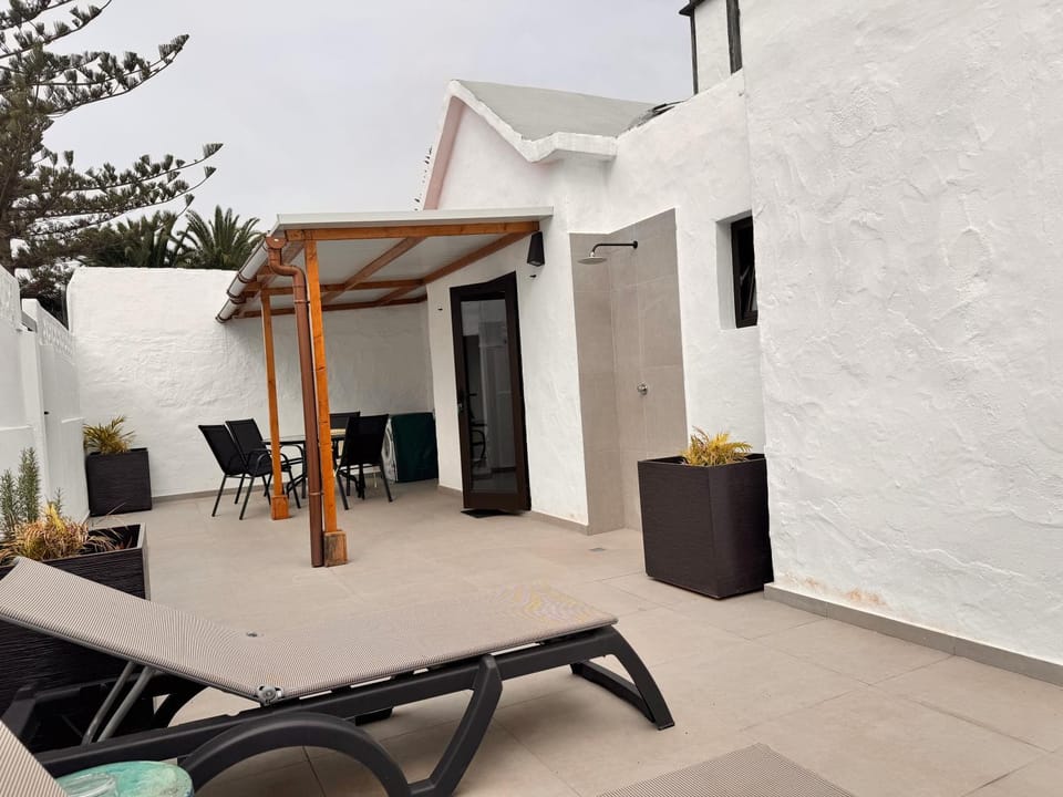 Property building, Balcony/Terrace, Seating area, Dining area