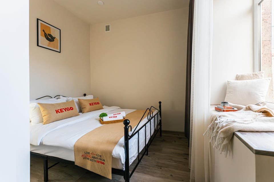 Bed, Bedroom, towels
