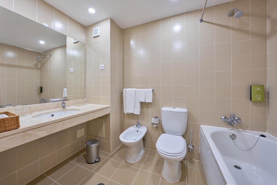 Shower, Toilet, Bathroom, Bath, bidet, towels