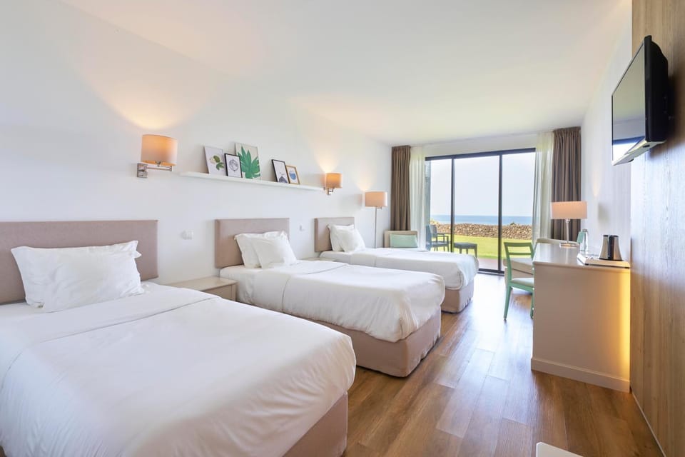 Bed, TV and multimedia, Bedroom