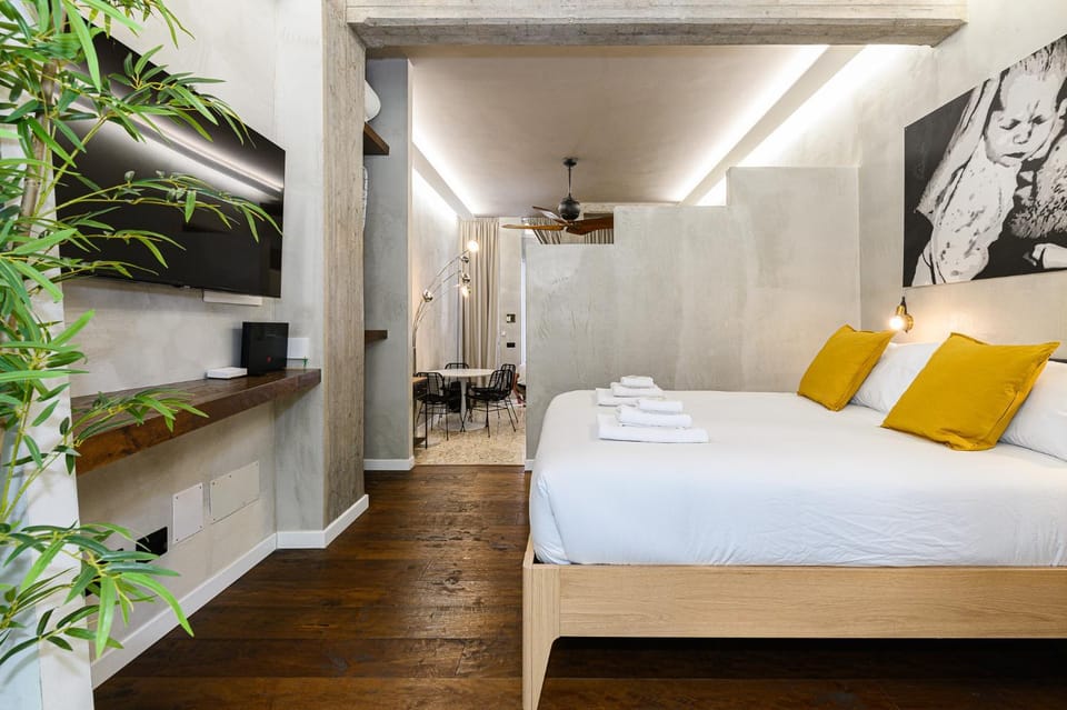 Bed, TV and multimedia, Photo of the whole room, Bedroom, towels
