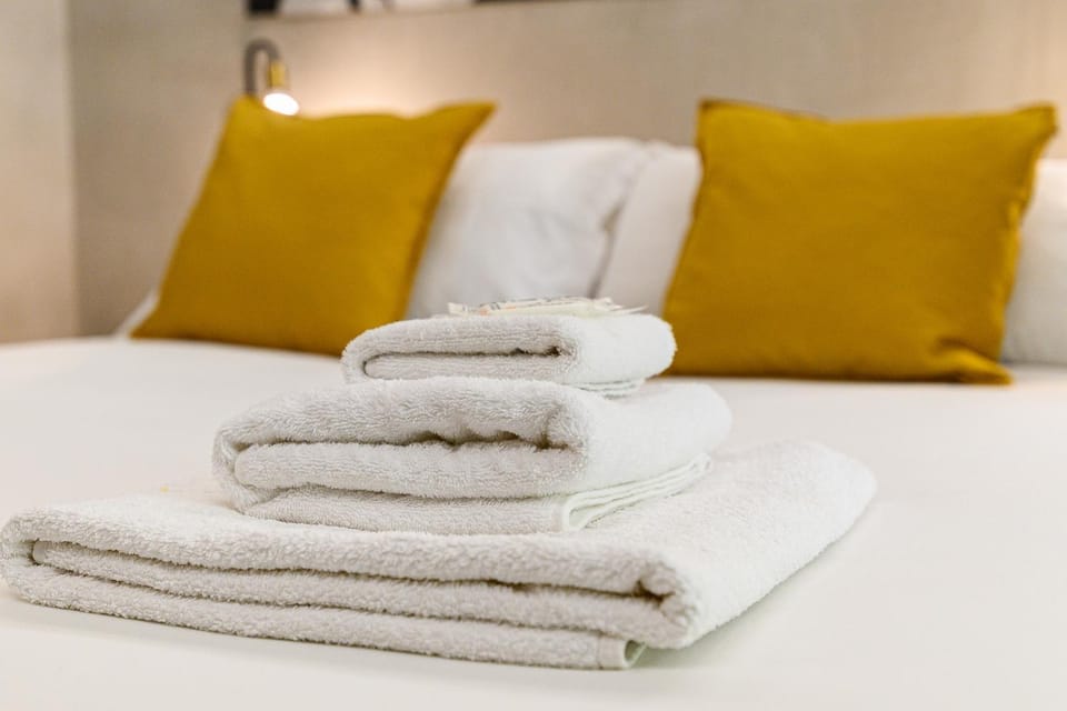 Bed, Bedroom, towels