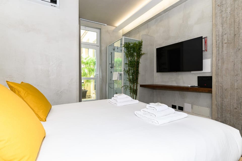 Bed, TV and multimedia, Photo of the whole room, Bedroom, towels