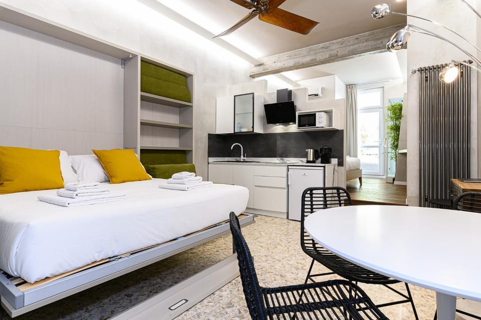 Bed, TV and multimedia, Kitchen or kitchenette, Photo of the whole room, Seating area, Dining area
