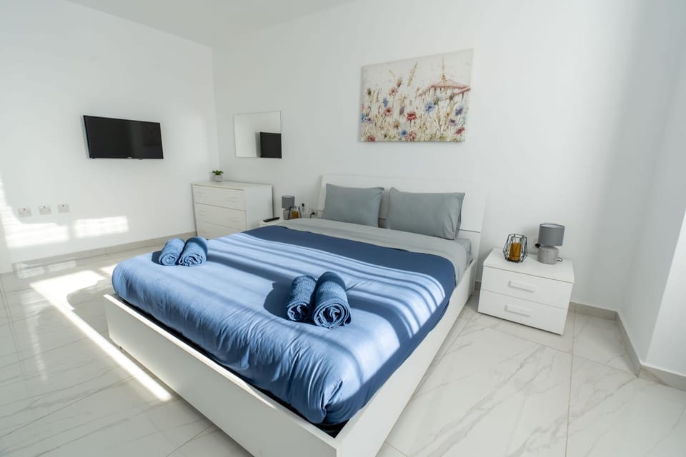 Bed, TV and multimedia, Bedroom, towels