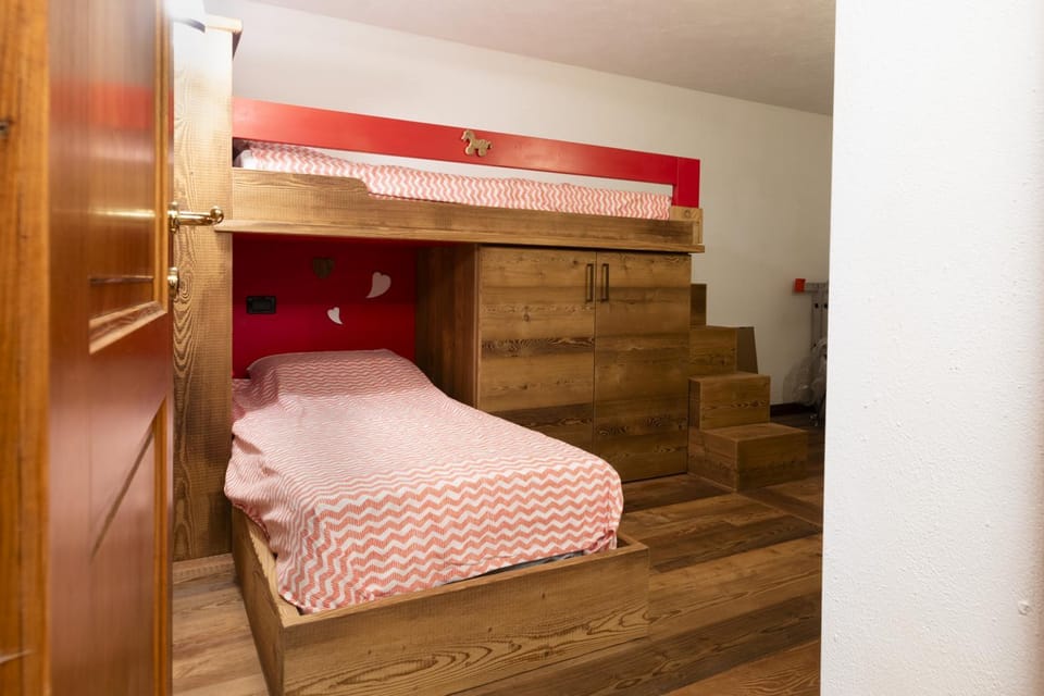 Photo of the whole room, bunk bed