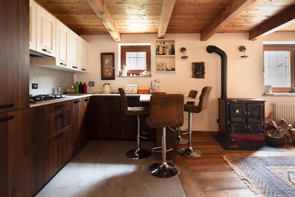 Kitchen or kitchenette, Dining area