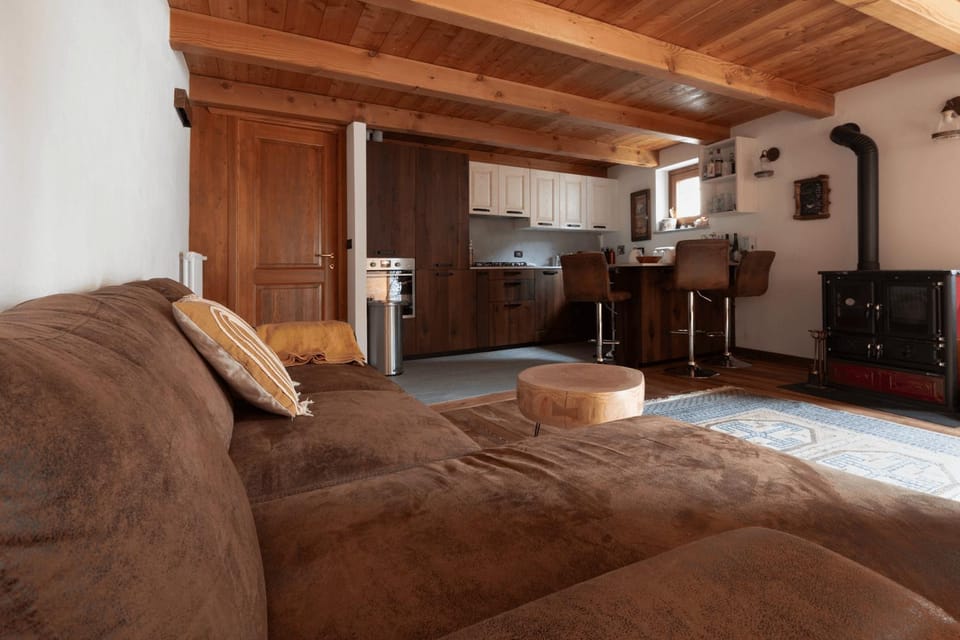 Kitchen or kitchenette, Living room