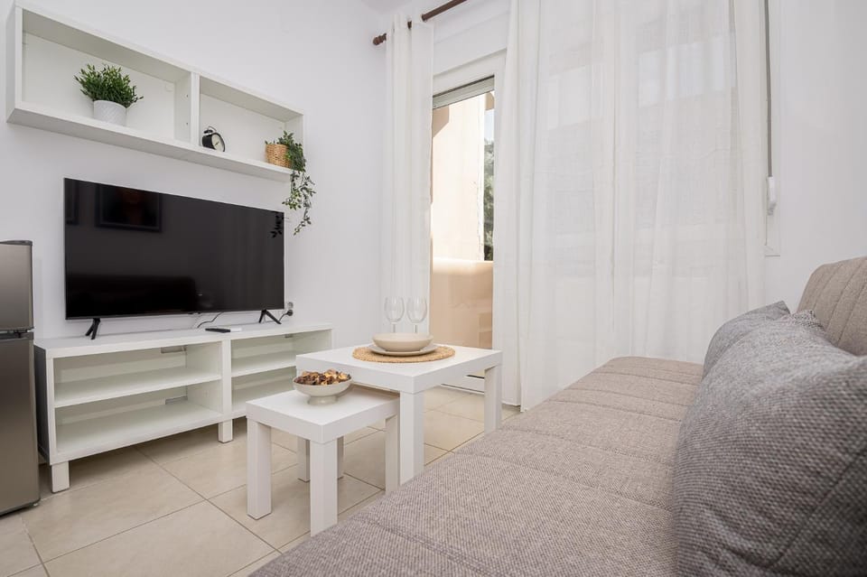 TV and multimedia, Living room, Seating area, air conditioner