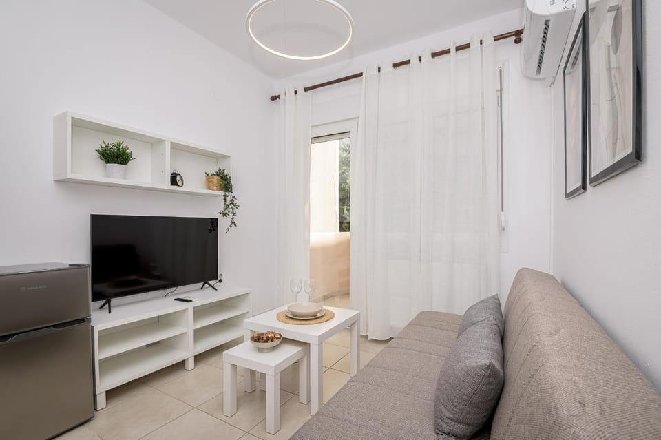 TV and multimedia, Living room, Seating area, Evening entertainment