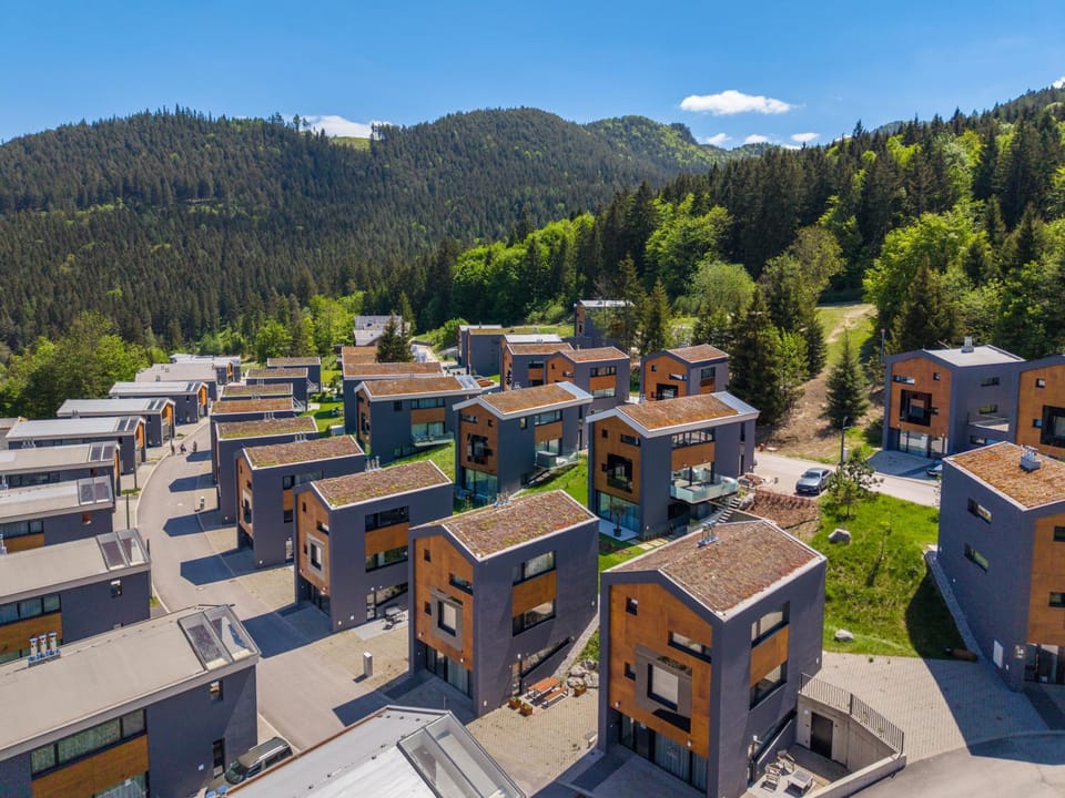 Property building, Neighbourhood, Natural landscape, Mountain view, Street view