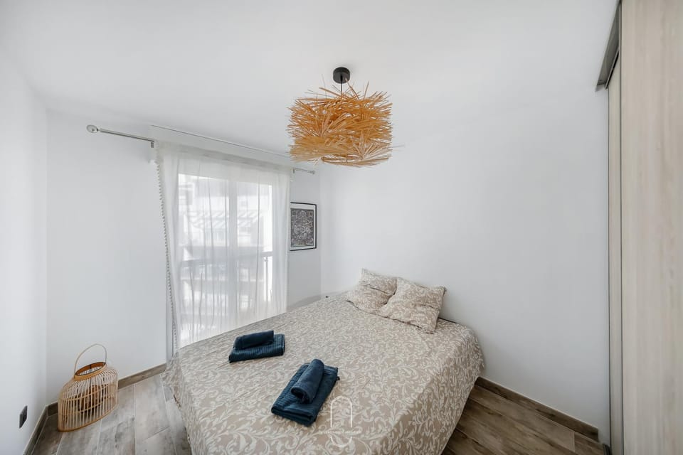 Bedroom, air conditioner
