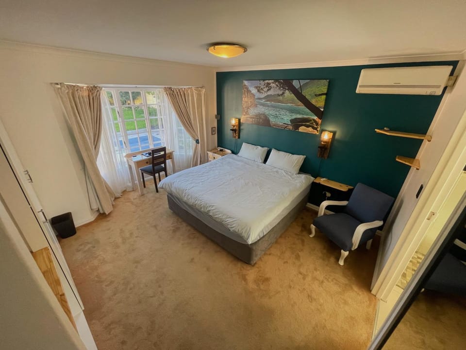 Bed, Photo of the whole room, Seating area, Bedroom, wardrobe, air conditioner