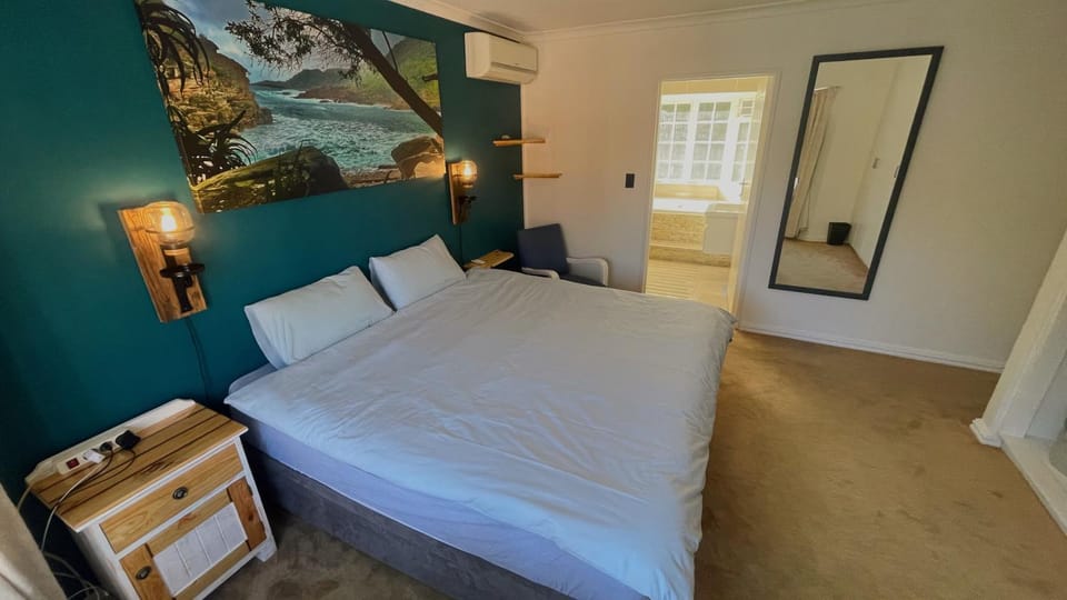 Bed, Photo of the whole room, Bedroom, air conditioner