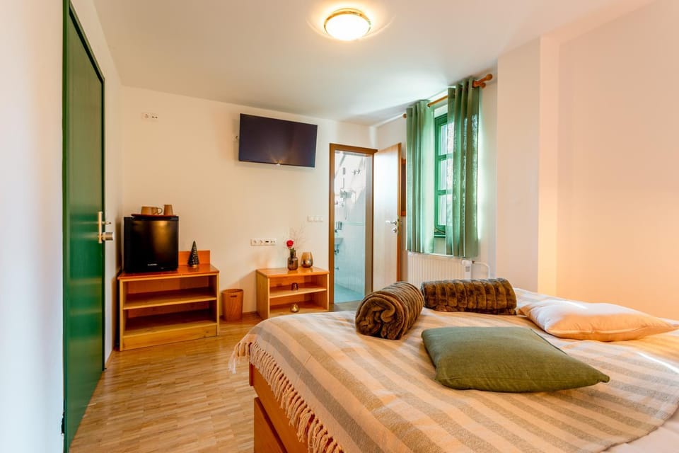 Bed, TV and multimedia, Photo of the whole room, Decorative detail, Bedroom